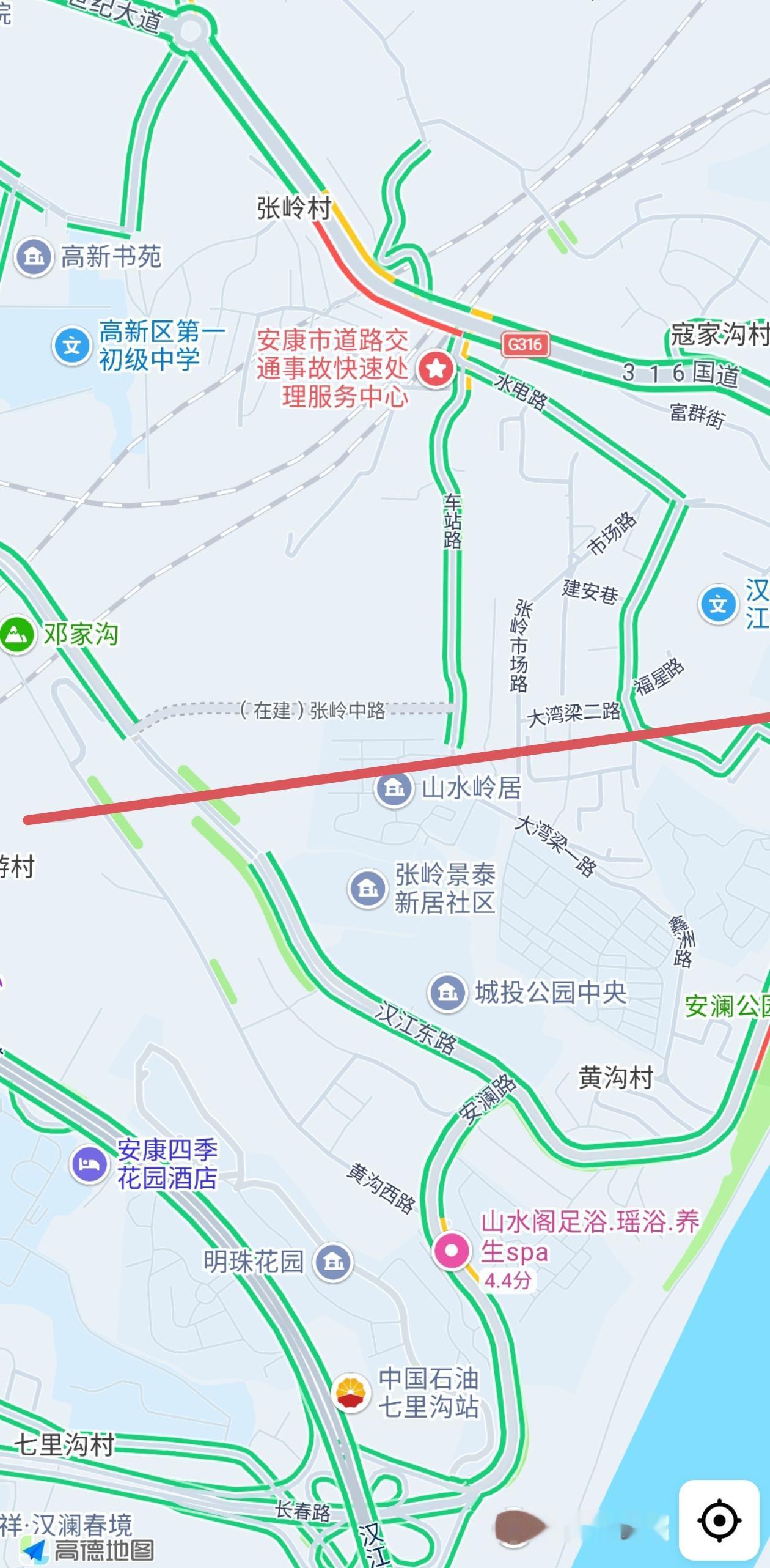 安康新开通的张岭中路，似乎存在一个问题。这个路口和对面通往上游村的路口没有对齐，