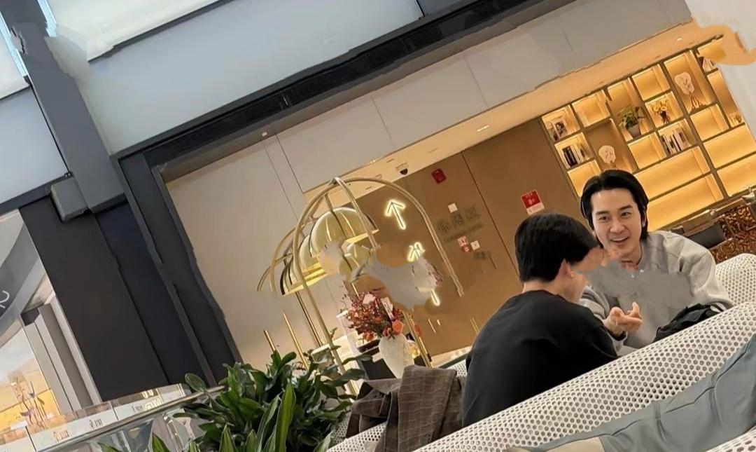 粉丝在杭州萧山机场遇到宋承宪，远远的拍照分享，宋承宪已经50岁了，还是一头乌黑中