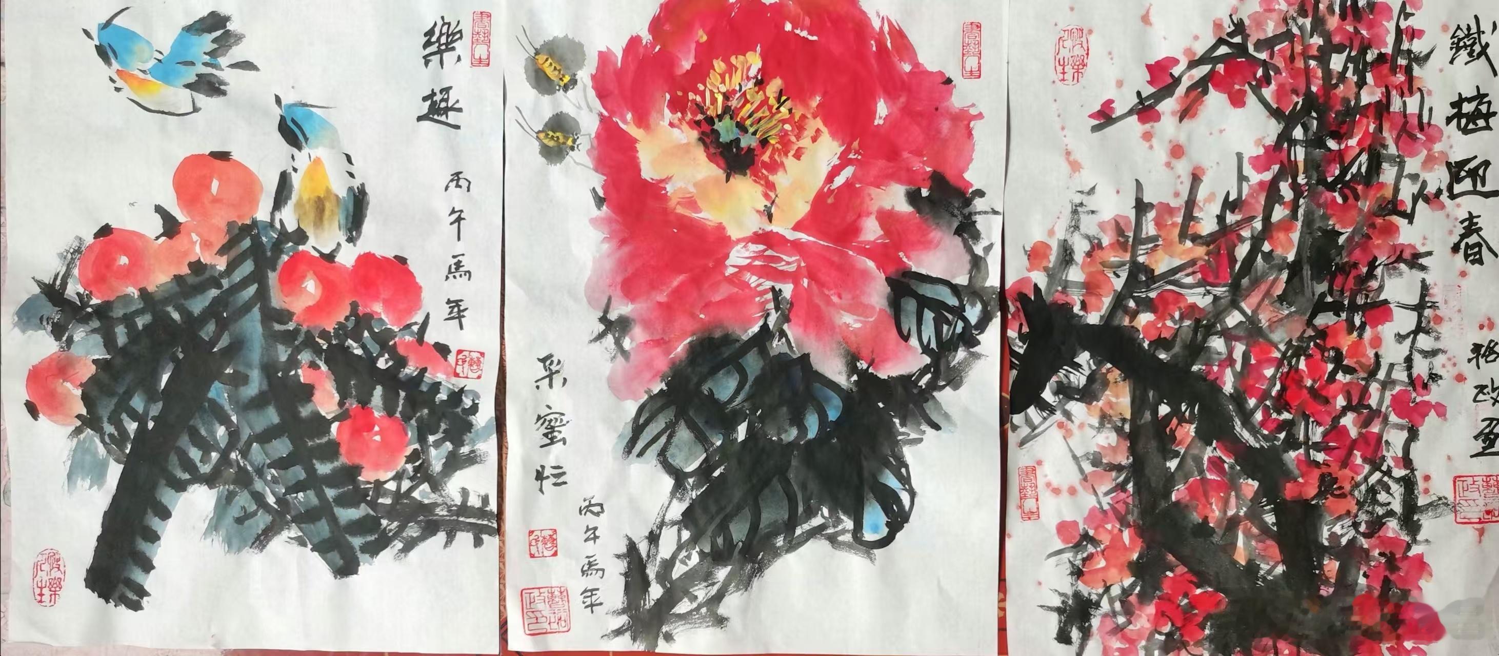 推文 观三帧花鸟图丙午挥毫写物华，三屏清趣自堪夸。丹桃缀树栖灵雀，艳牡丹开引蜜衙