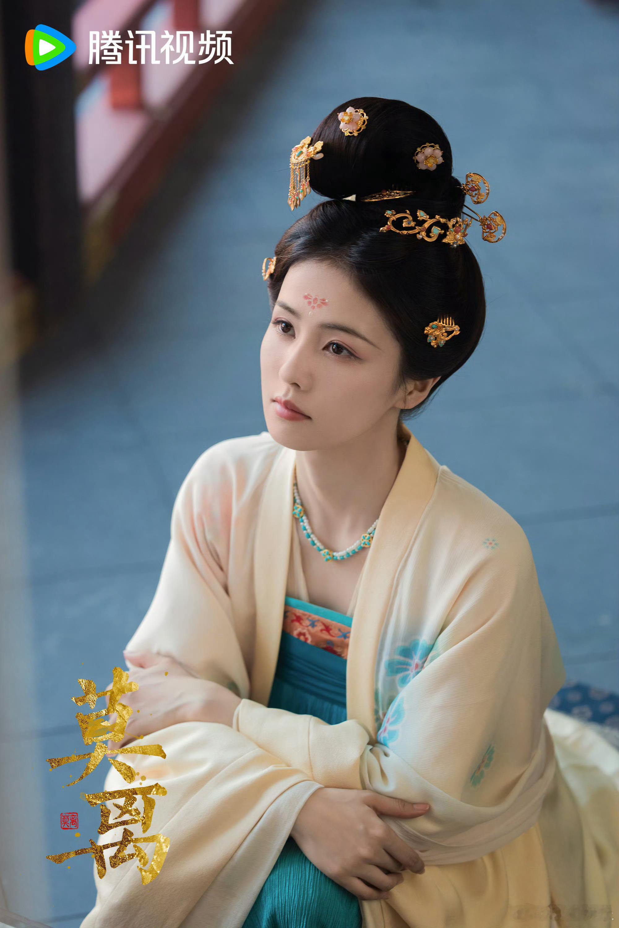 蒙淇淇向白鹿道歉 蒙淇淇向白鹿道歉：“因受早年《凤囚凰》事件影响，加之此次变动涉