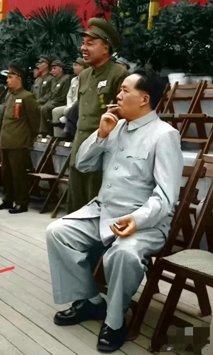 毛主席的口头禅中，我印象最深的是“为人民服务”，这简单却深情的几个字，让人感觉就