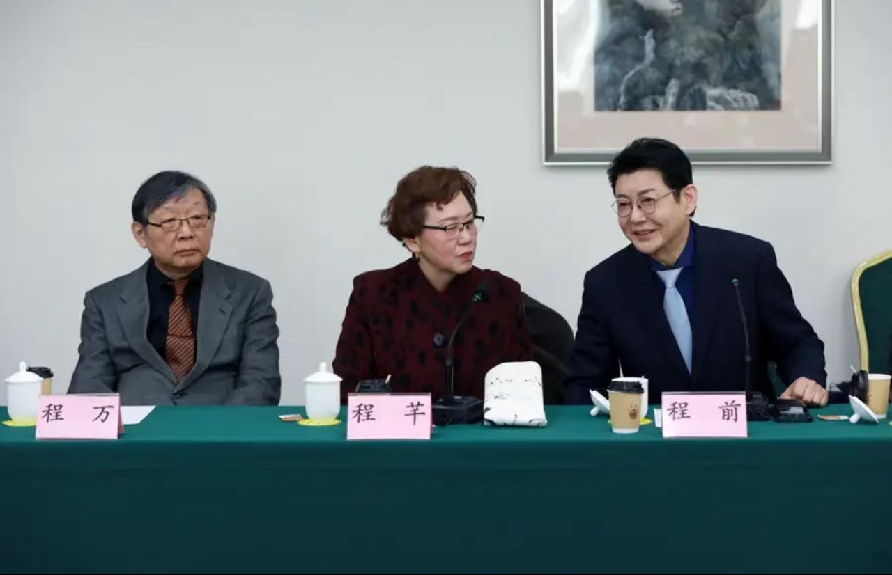 知名主持人程前终于露面了，猛然间亮相真的让人认不出来。

年轻时期的程前帅气儒雅