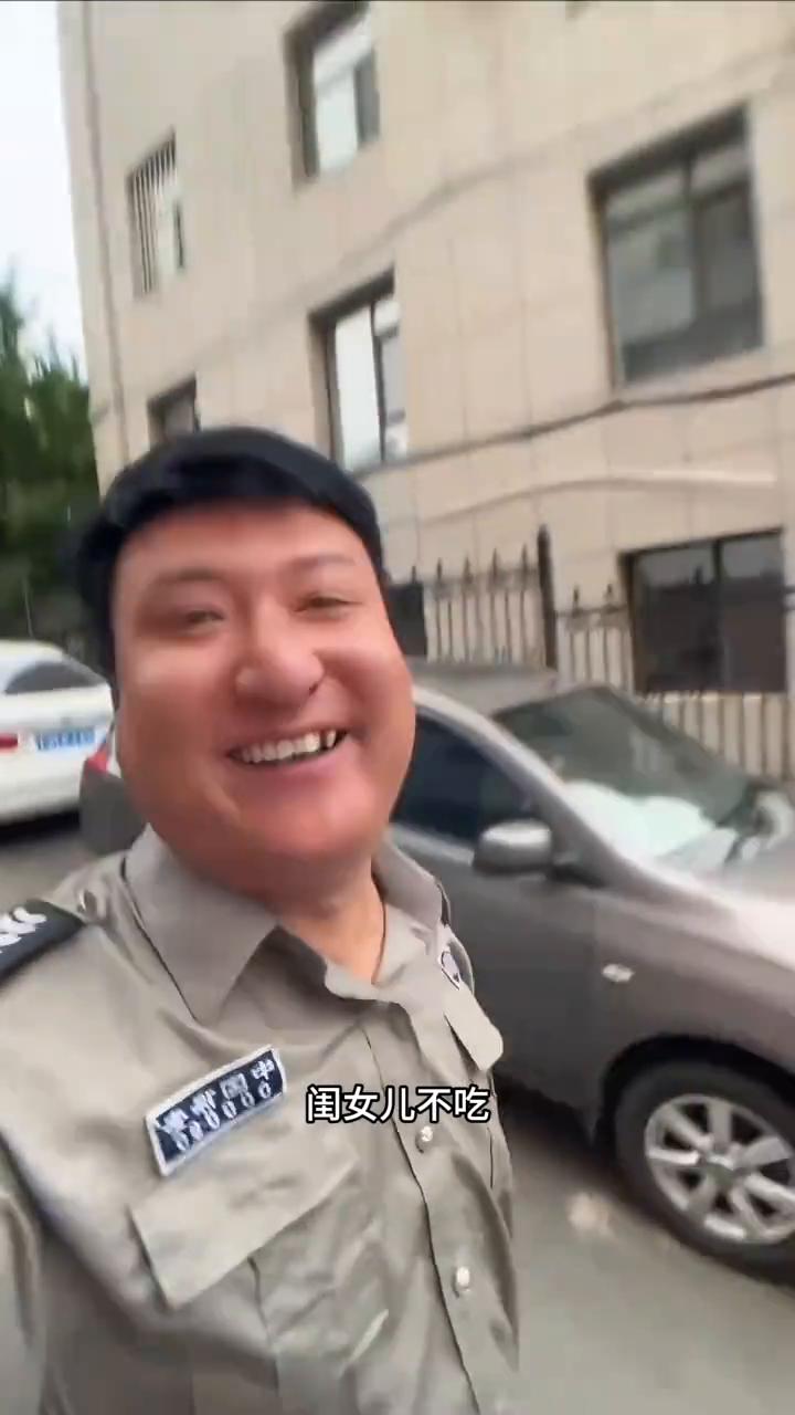 下班啦！这一百多块钱儿又被锤哥装兜里啦。
闺女儿要吃鸭货了，买回来了。鸭头买了两