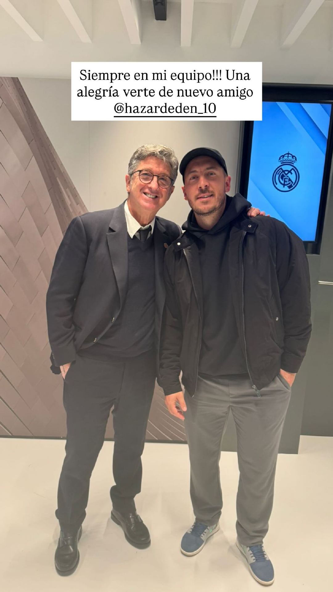 阿扎尔昨晚现身伯纳乌球场。琴多：“你永远在我的团队里!!!很高兴再次见到你，我的