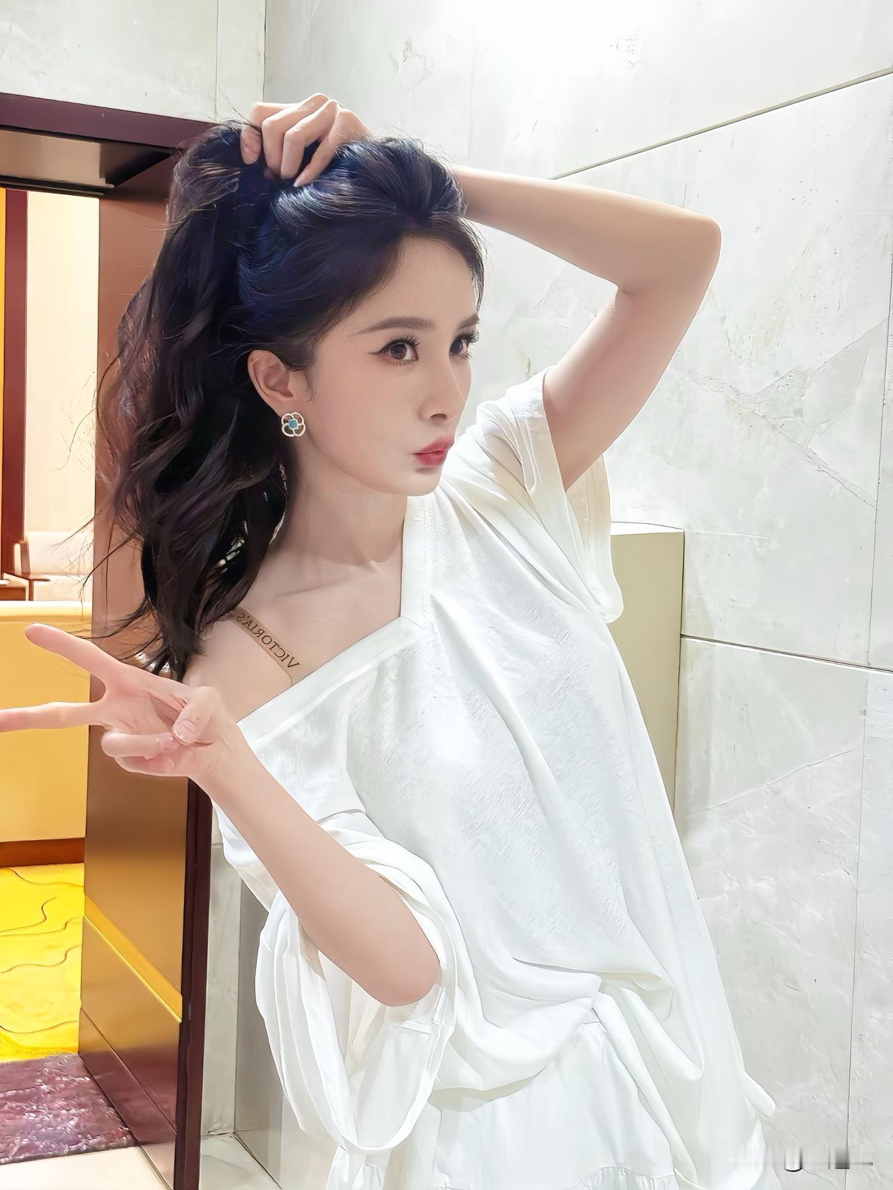 杨幂一袭简约白衫，鲜活的状态从来不受年龄的限制