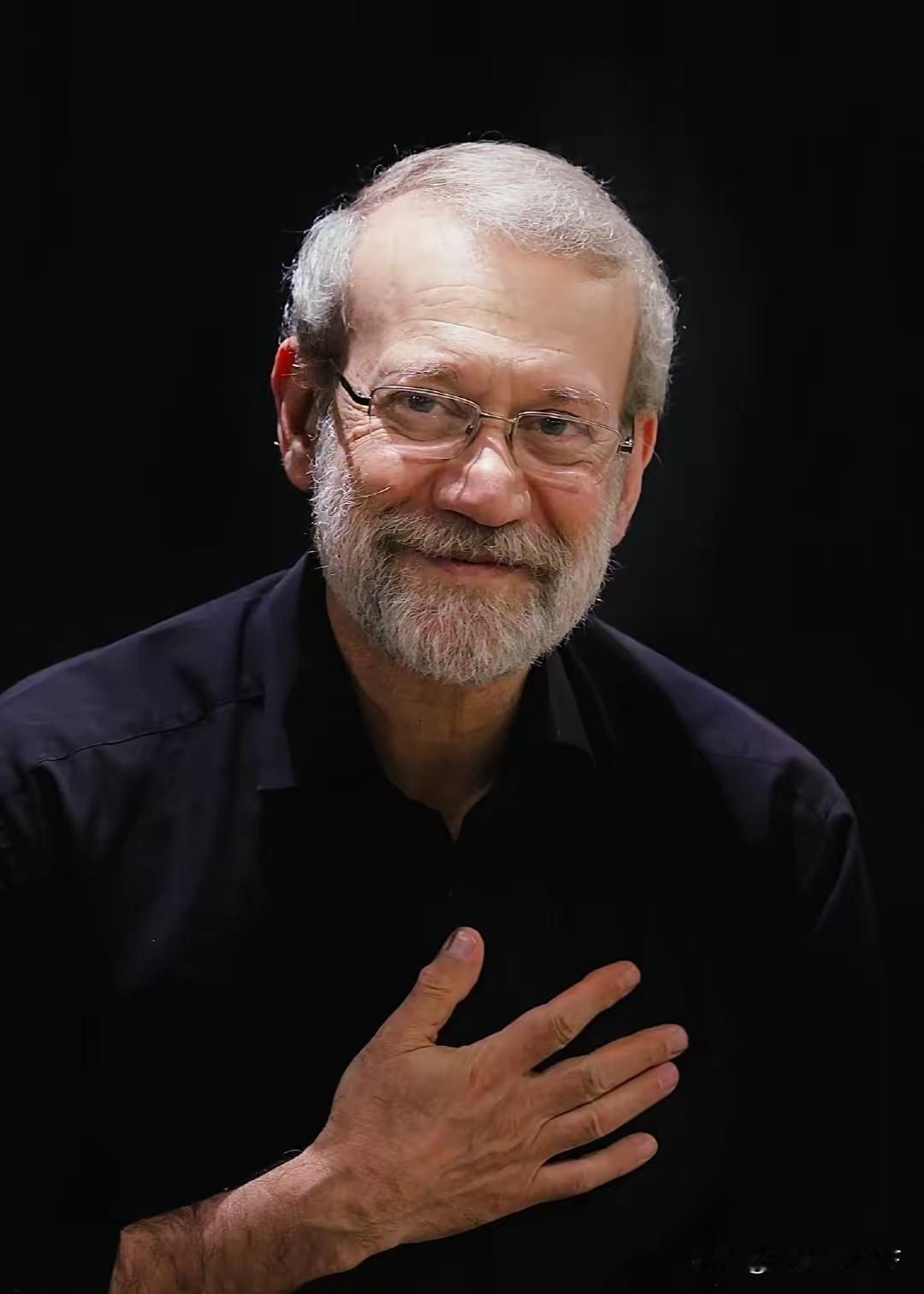 这张照片里的老人，看着真的很温和慈祥，白发和眼镜衬得他像个邻家长辈，很难想象他是