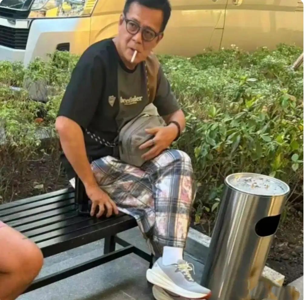 近日，黄日华在街边长椅子抽烟的照片引热议！他身穿黑、绿、咖啡三色拼接圆领T恤，白