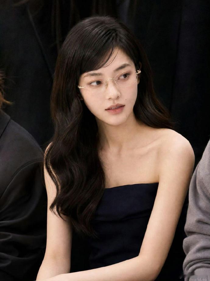 鞠婧祎cos方桃子鞠婧祎万花世界碎片plog ​​​很难不联想，鞠婧祎刚发的万花