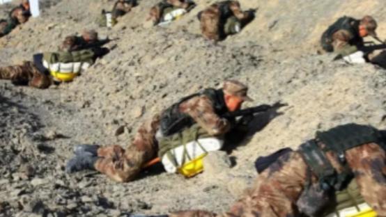 一位上过战场的老兵说，遇到爆炸时，千万不能让整个身体趴在地面上。但凡卧倒的没有一