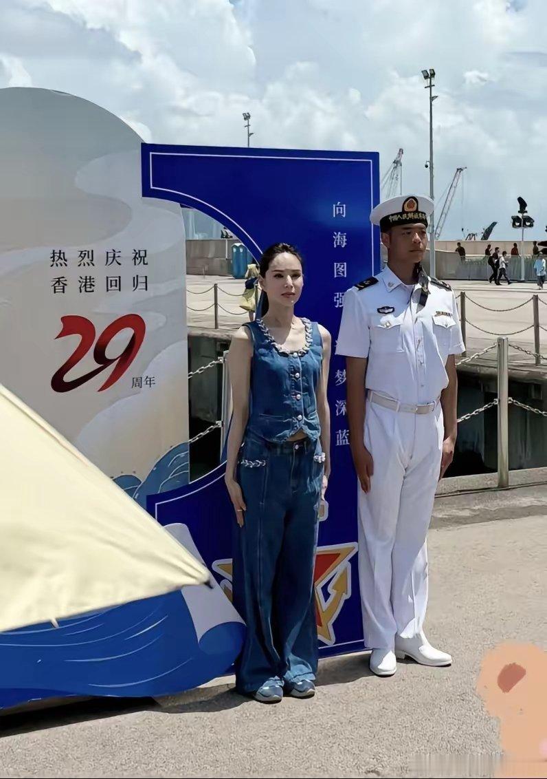 60岁李若彤到香港军营参观驻港部队，和军人们一起合照，还摆出敬礼的手势，身材挺拔