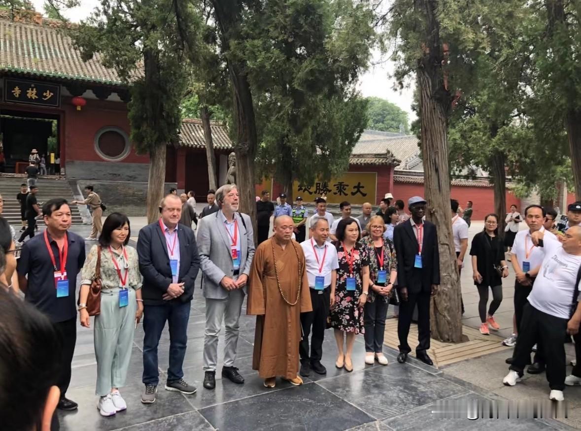 2025年7月，在少林寺山门，刘应成接待外宾考察旅游团，拍摄留下的一张合影。
去