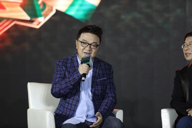 董路直言不欣赏马宁：裁判不是父亲！球员敬畏的是规则，不是你

足球评论员董路在直