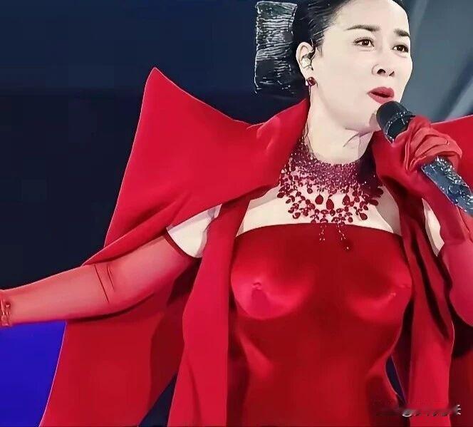 一个敢设计，
一个真敢穿，
这话放在那英身上太合适了。

Robert Wun的