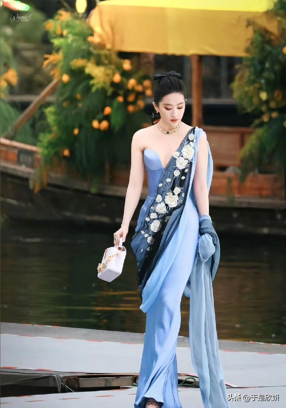 刘亦菲“水墨蓝裙”封神！把江南烟雨穿在身上，美到失语🔥
 
刘亦菲这张活动生图
