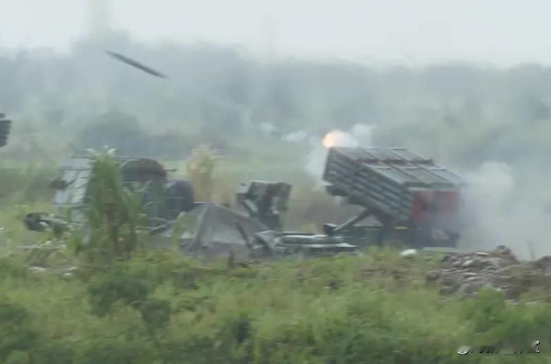 闹大了！台军雷霆2000火箭弹实弹射击突发意外，差点车毁人亡。

近日，台军在实