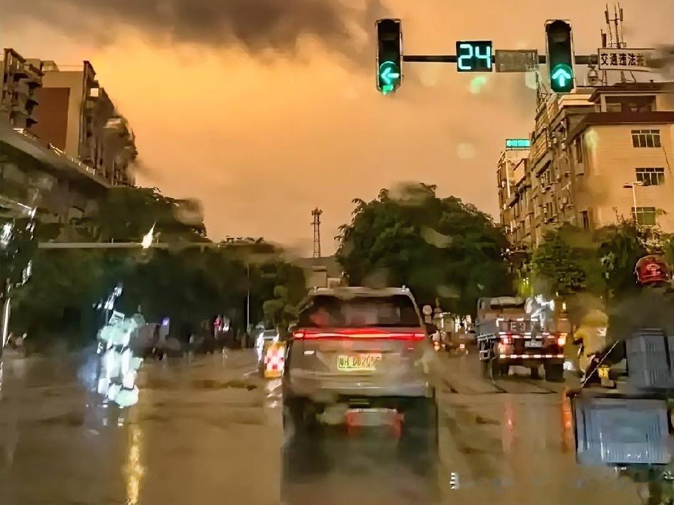 清晨的雨，洗去了昨夜的闷热，也洗去了赴考路上的忐忑。雨一停，天边就悄悄挂起了一道