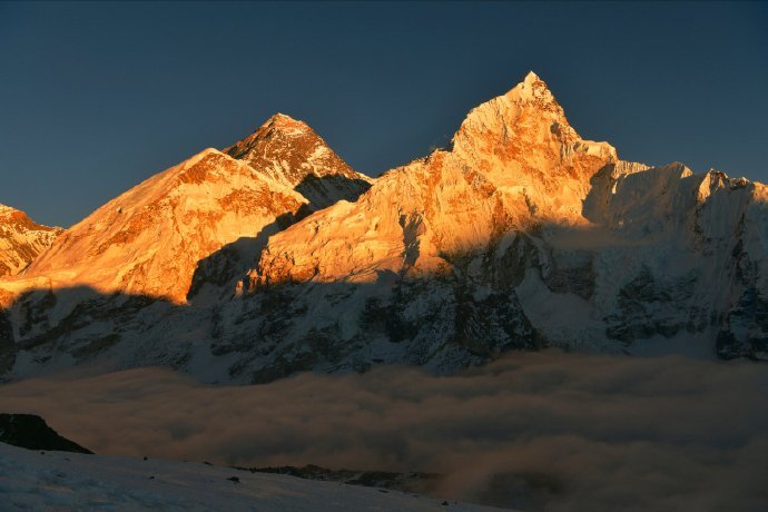 卡拉帕塔意为“黑石头”，是一座位于尼泊尔萨加玛塔国家公园、普莫里峰南麓、珠峰基地