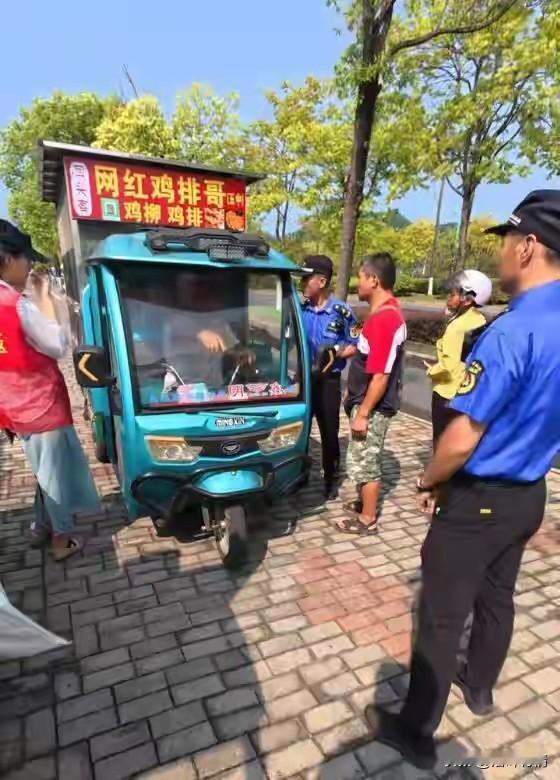 鸡排哥火了之后，
居然有人动歪心思冒牌鸡排哥了，
同款招牌和三轮车居然还想占人家