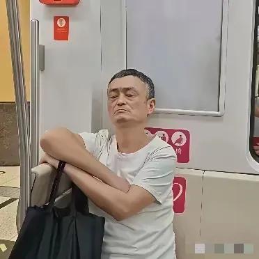 在地铁上看到很惊讶的一幕，这种人怎么会独自出来坐地铁呢，不应该是身边有豪车接送的