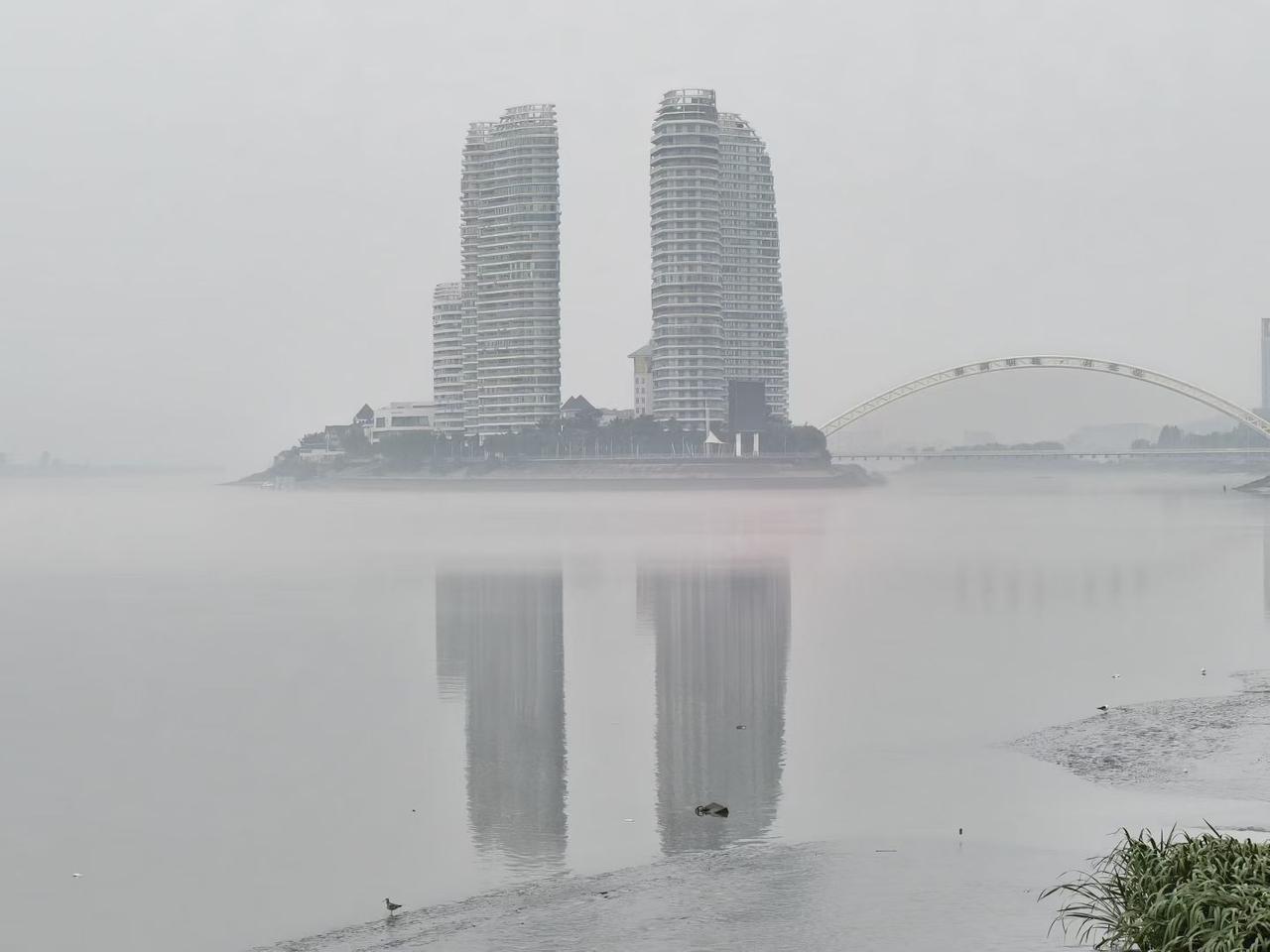 在丹东，一脚同时踏上G228沿海大道、G331边境大道的零公里起点。一江之隔便是