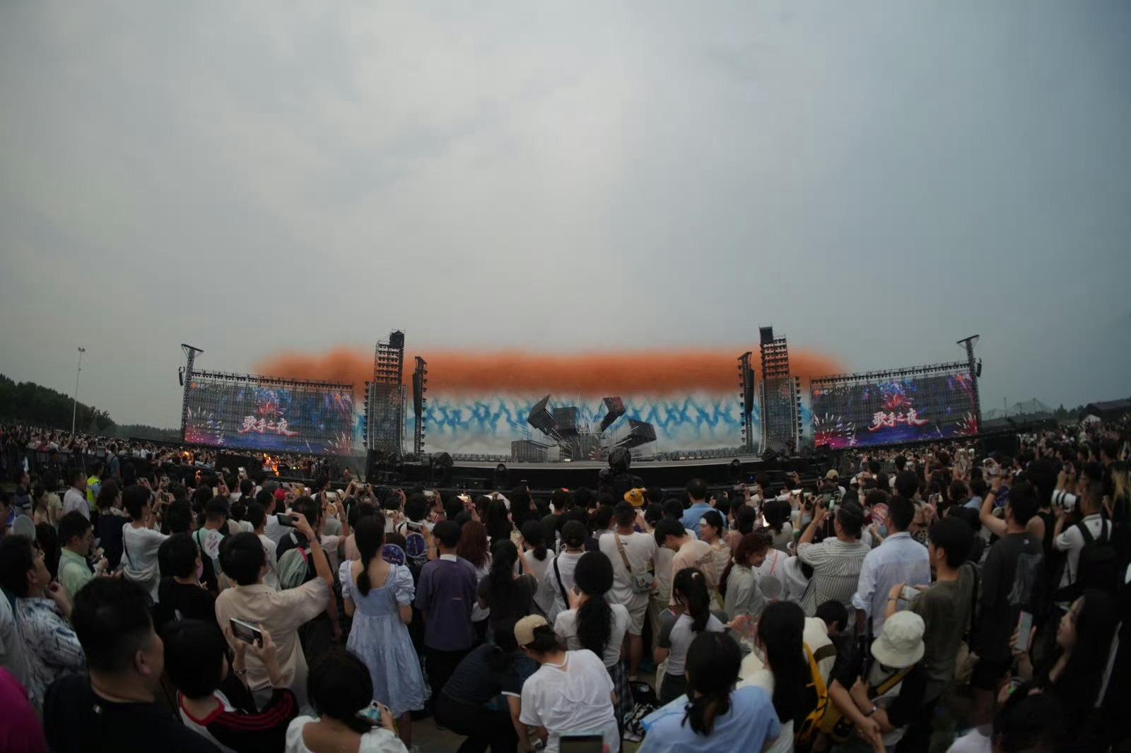 毕节焰火大会戳中心巴漫天焰火点亮毕节的夏夜酷暑时节来毕节开启避暑之旅，焰火大会群