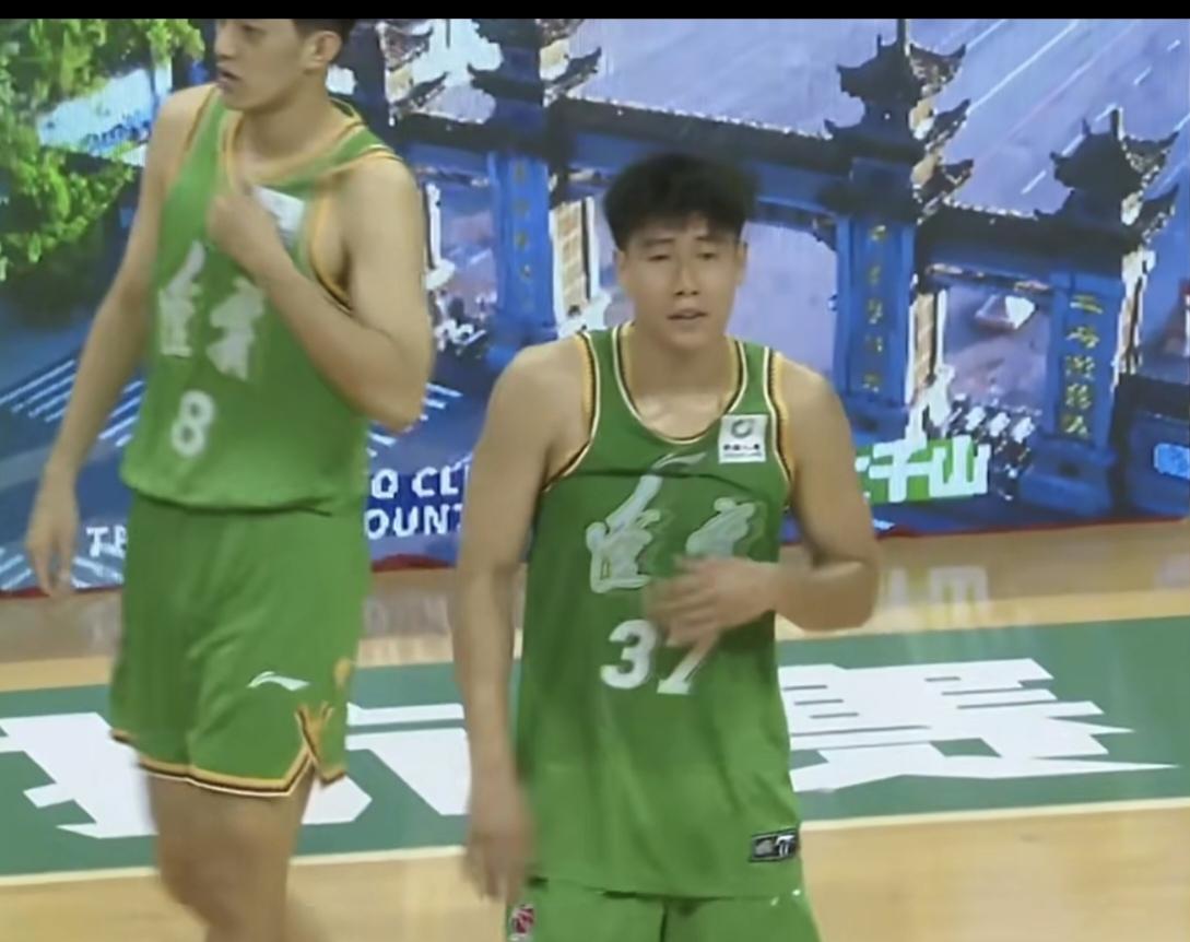 90:74，辽宁大胜吉林，李虎翼再次证明了自己！下赛季辽宁男篮教练组，如果还不给