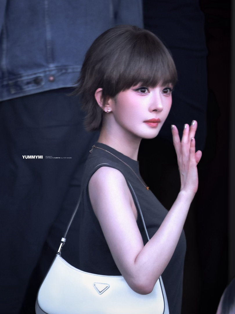 杨幂[超话]  ym杨幂冯湮儿 💚 杨幂冯娷 🦊★꒰ঌ幂幂Dollの呆萌指数