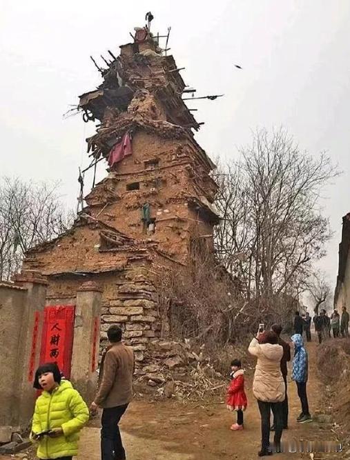 2016年，山东潍坊一名55岁的精神病患者，徒手盖起了一座“七层小楼”，他看着自