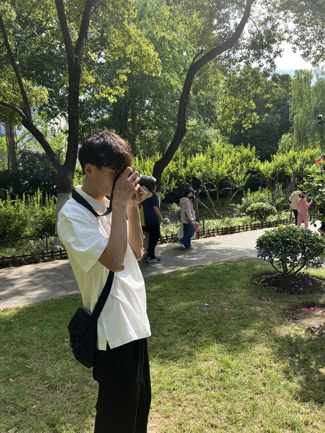 左滑看我拍美女～
五一节带上我的相机一起出去玩，到处都是人山人海[偷笑R][偷笑...