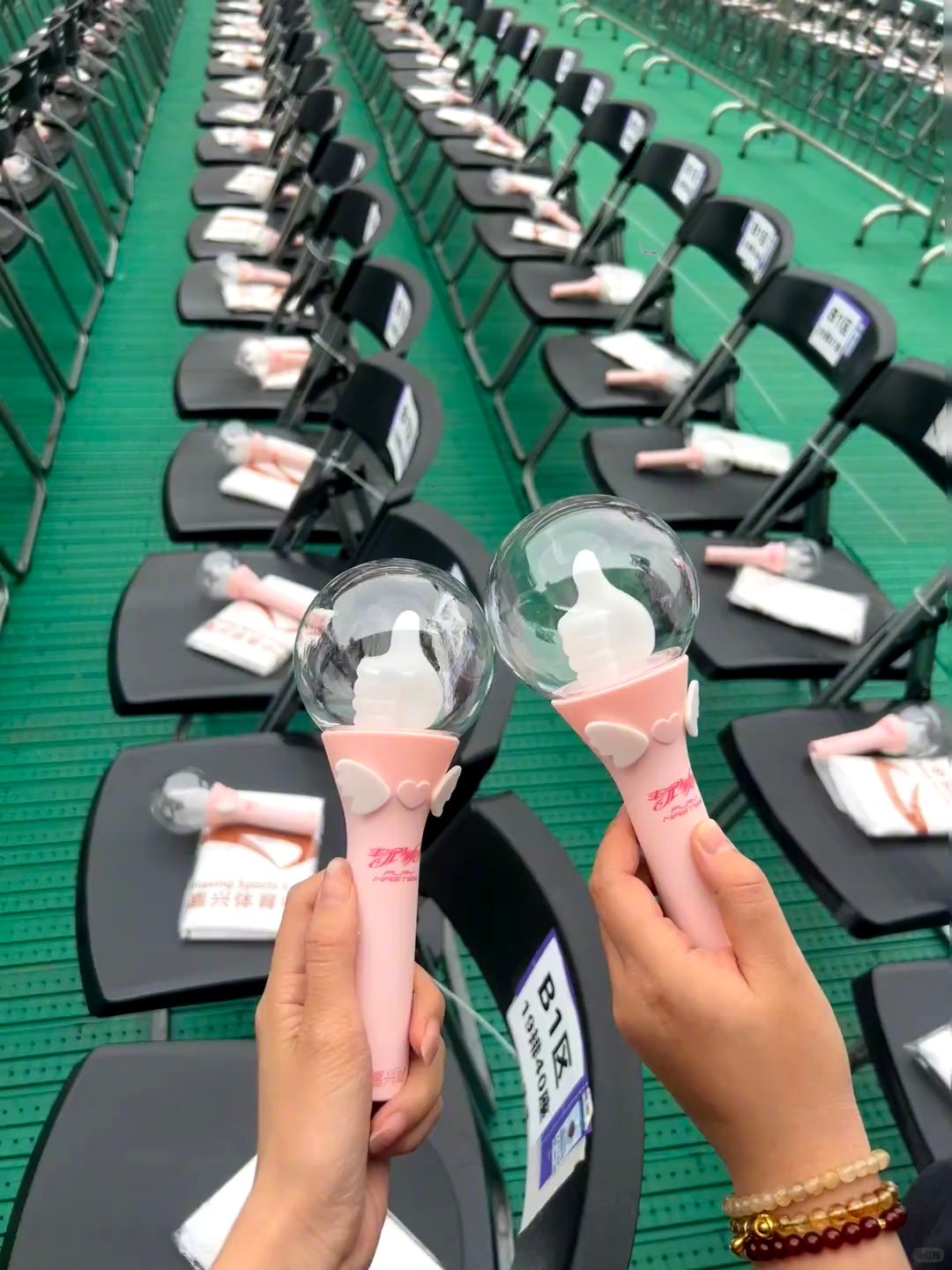 谁拿了张韶涵演唱会应援棒谁收下了这份来自现场的小浪漫，座位自带的大拇指应援棒格外