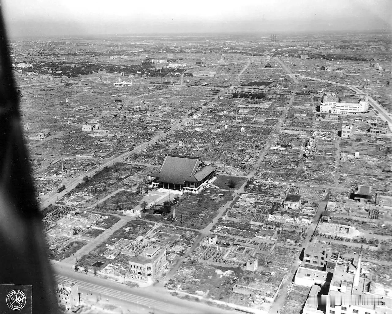 图一是1945年，日本东京被盟军轰炸后的实拍，可以说是一片废墟。

图二和图三是