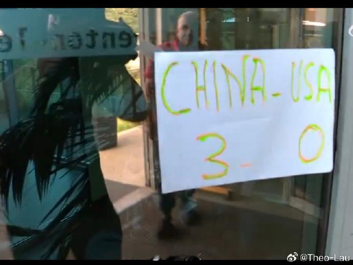 【今球讲】#奥运会# 不管是法式浪漫还是法式幽默，总之，这是法国人贴在中国女排训