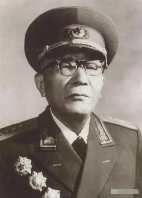 1952年，黄克诚的岳父贩卖鸦片，被判死刑，行刑前，黄克诚找到了负责此案的干部，