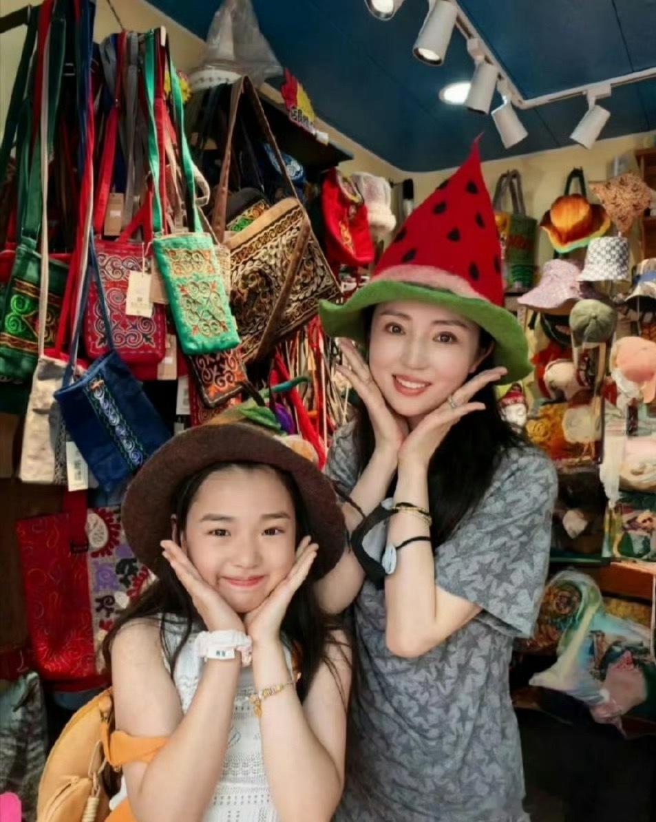 董璇小酒窝在机场没走出来过我还没从董璇小酒窝的机场视频里爬出来！这宝宝也太会蛊人