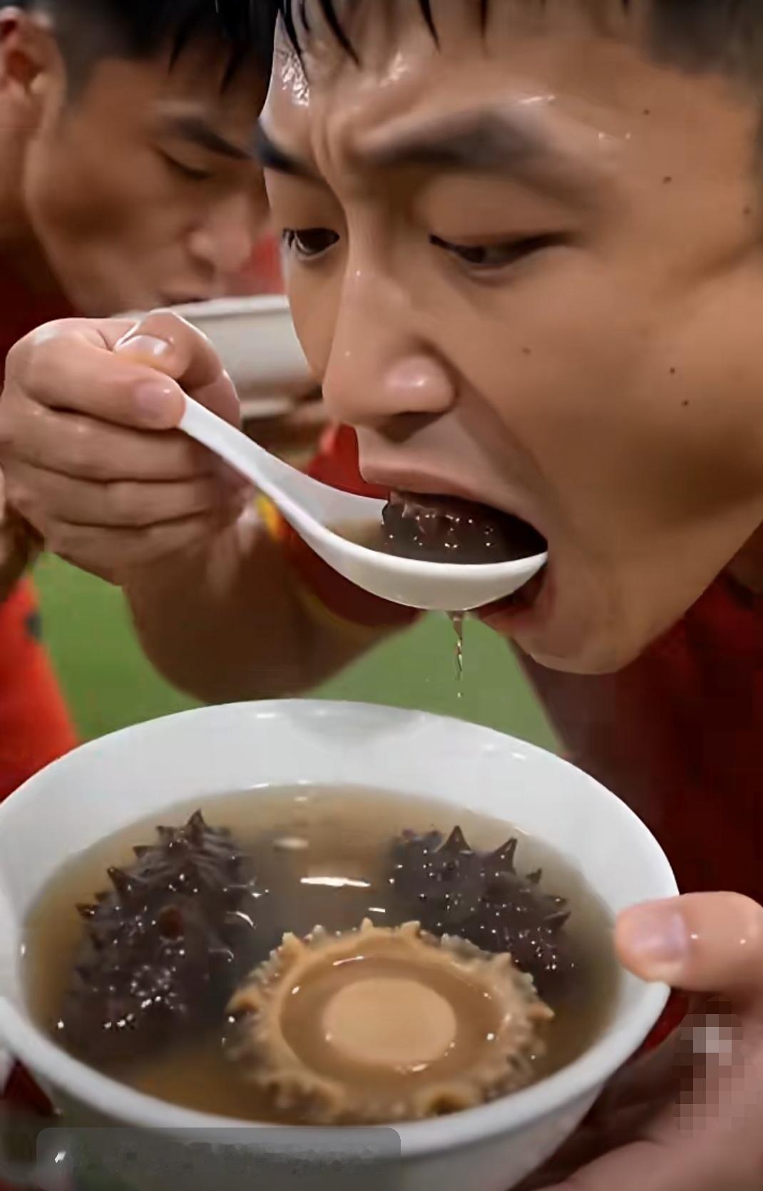 这是对男足老爷们的一种侮辱和莫大讽刺。[捂脸][捂脸]平台审核通过已经格外开恩了