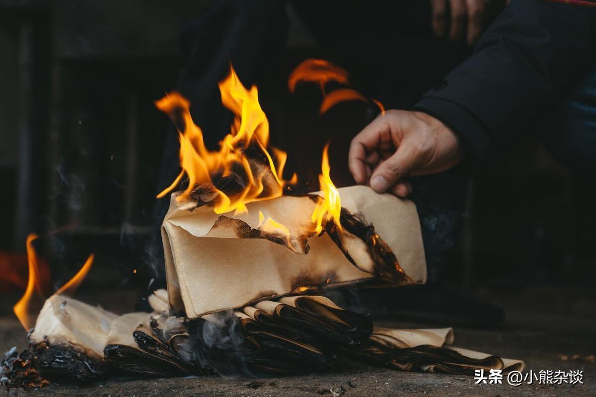 中元节烧纸看似是传统习俗，实则涉及情感、文化与现实问题。

一方面，烧纸存在攀比