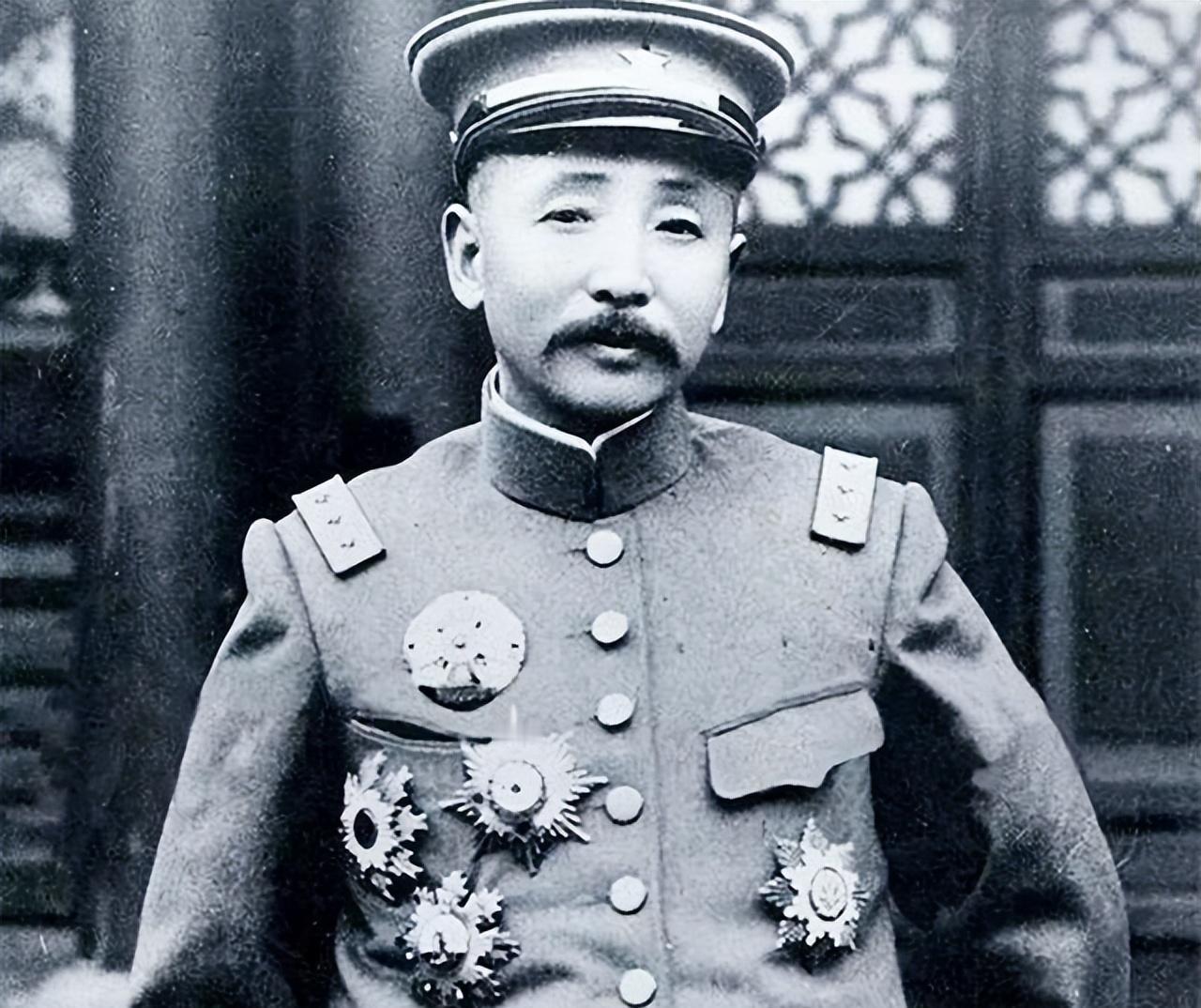 大帅府年轻的警卫员，找到张作霖支支吾吾地说：“大帅，俺娘给俺订了婚，姑娘长得很俊