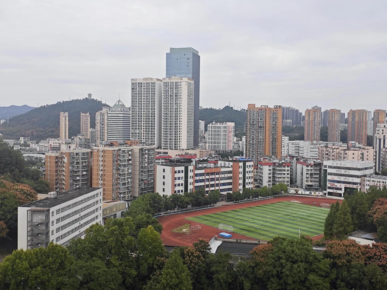 生源大幅收缩，内卷反而加剧
 
这是近五年最颠覆认知的教育怪象。
最新数据清晰可
