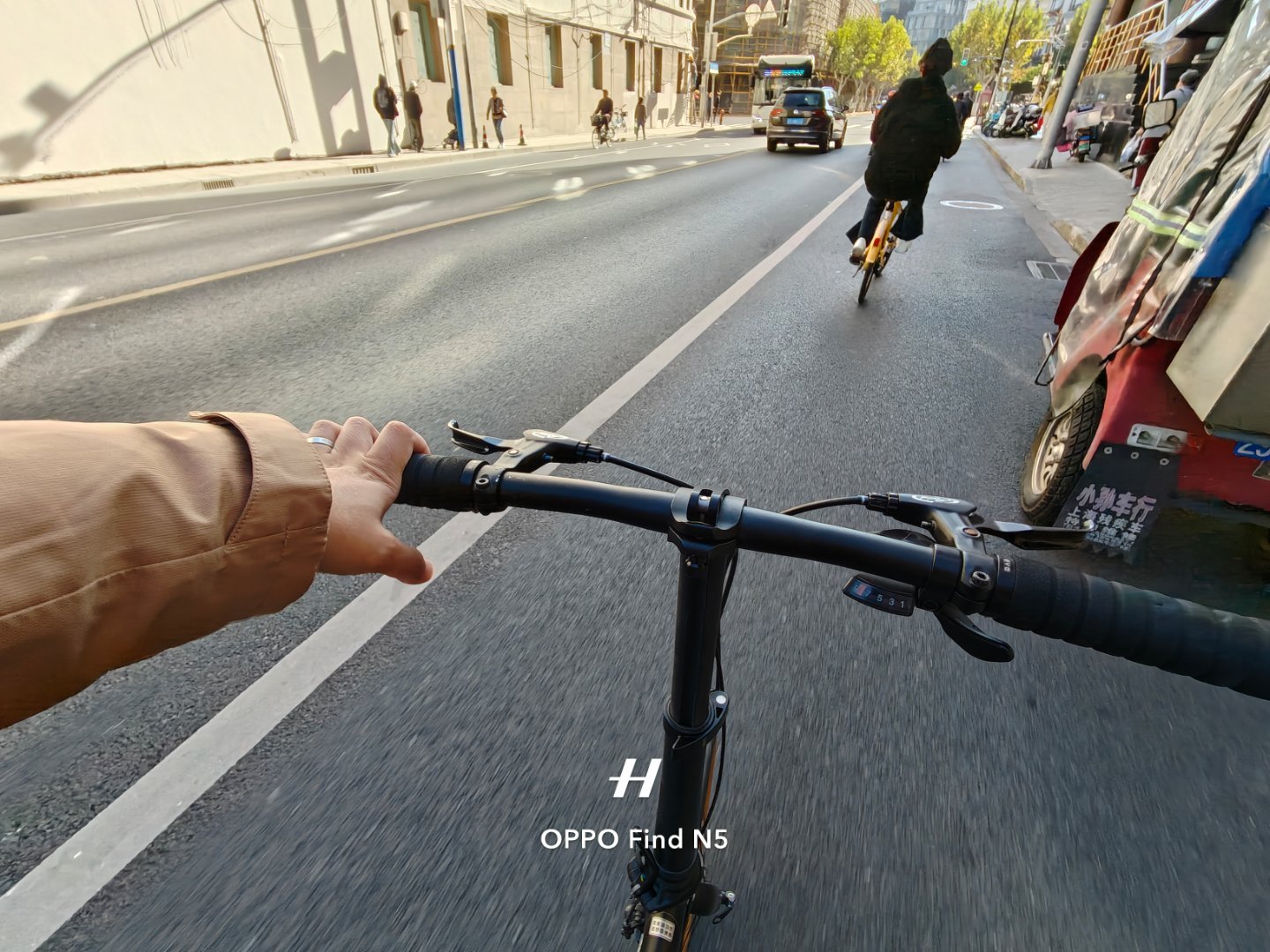 这大清早骑车，短短5 公里都看到3辆全新ES8 了，明显交付量上来了