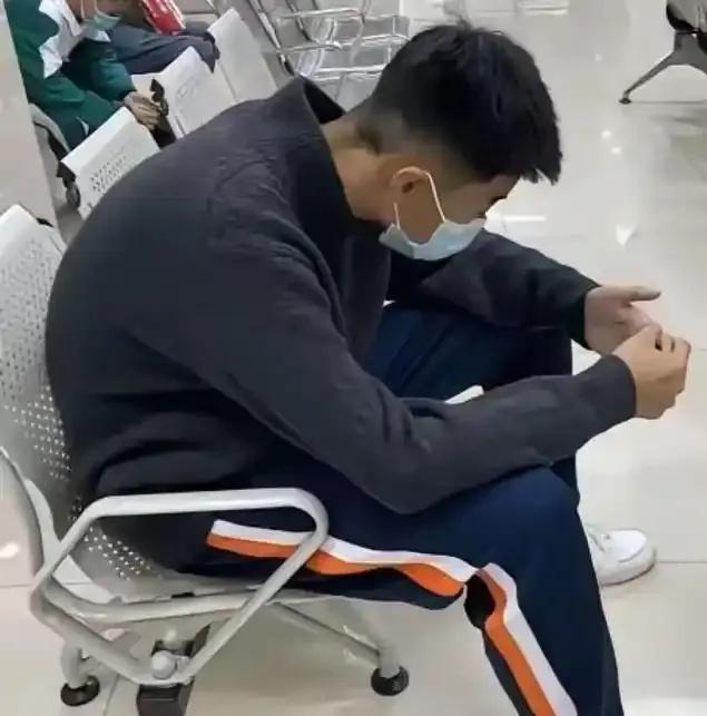 本文为网络暖心故事改编演绎，非纪实新闻，仅作情感与社会话题探讨。
 
父亲突发脑
