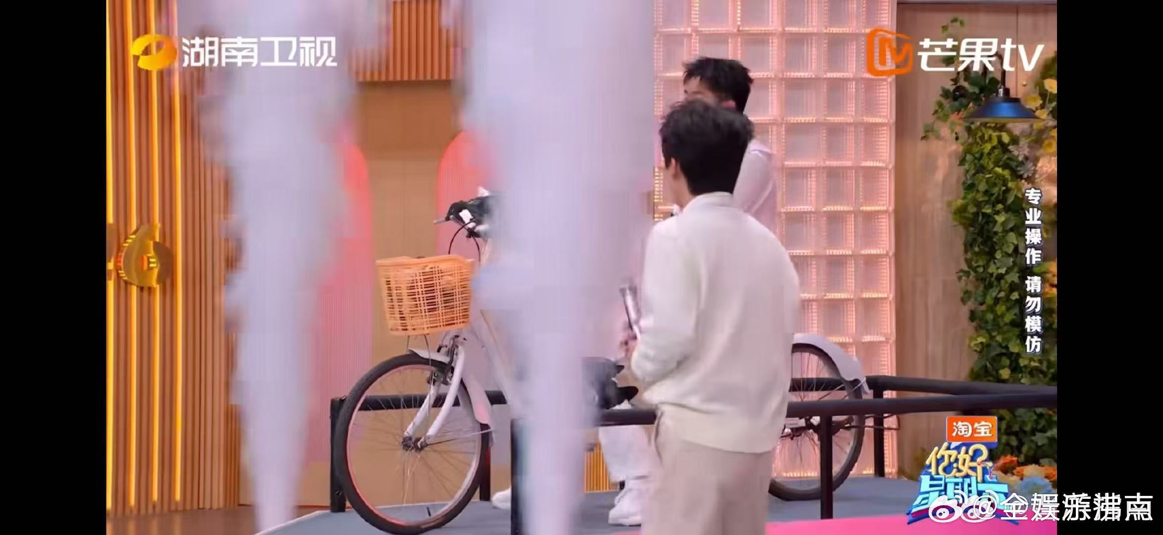 闫妮一出手就是王者 闫妮的隐藏技能解锁你好星期六闫妮真的自带王者气场！单车过桶阵