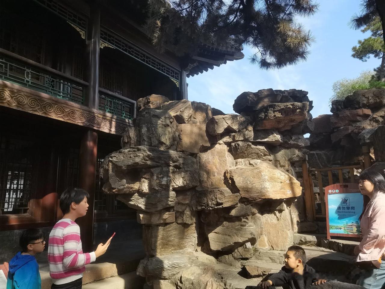 这二楼没有楼梯，靠假山步道上楼，有创意！
