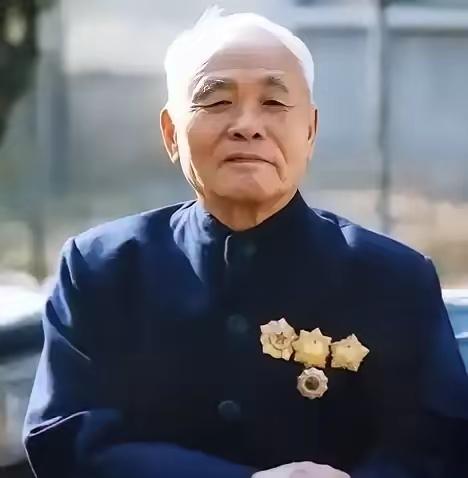 1949年，一个解放军军长回家探亲，亲娘就在眼前，他却装作不认识，还撒谎说：“大