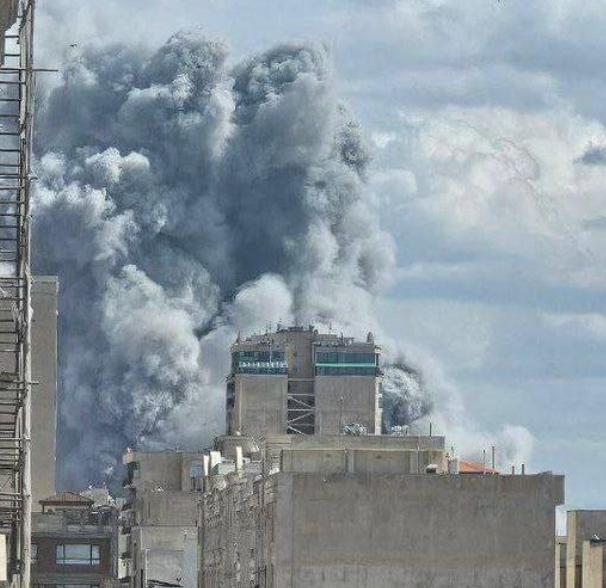 3月1日的伊朗首都被继续空袭！

伊朗南部米纳布市一所女子学校，在美以联合空袭中