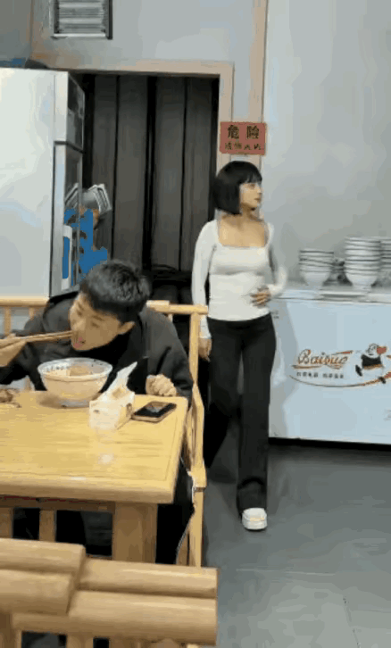 一看就知道，这是一个警察叔叔。