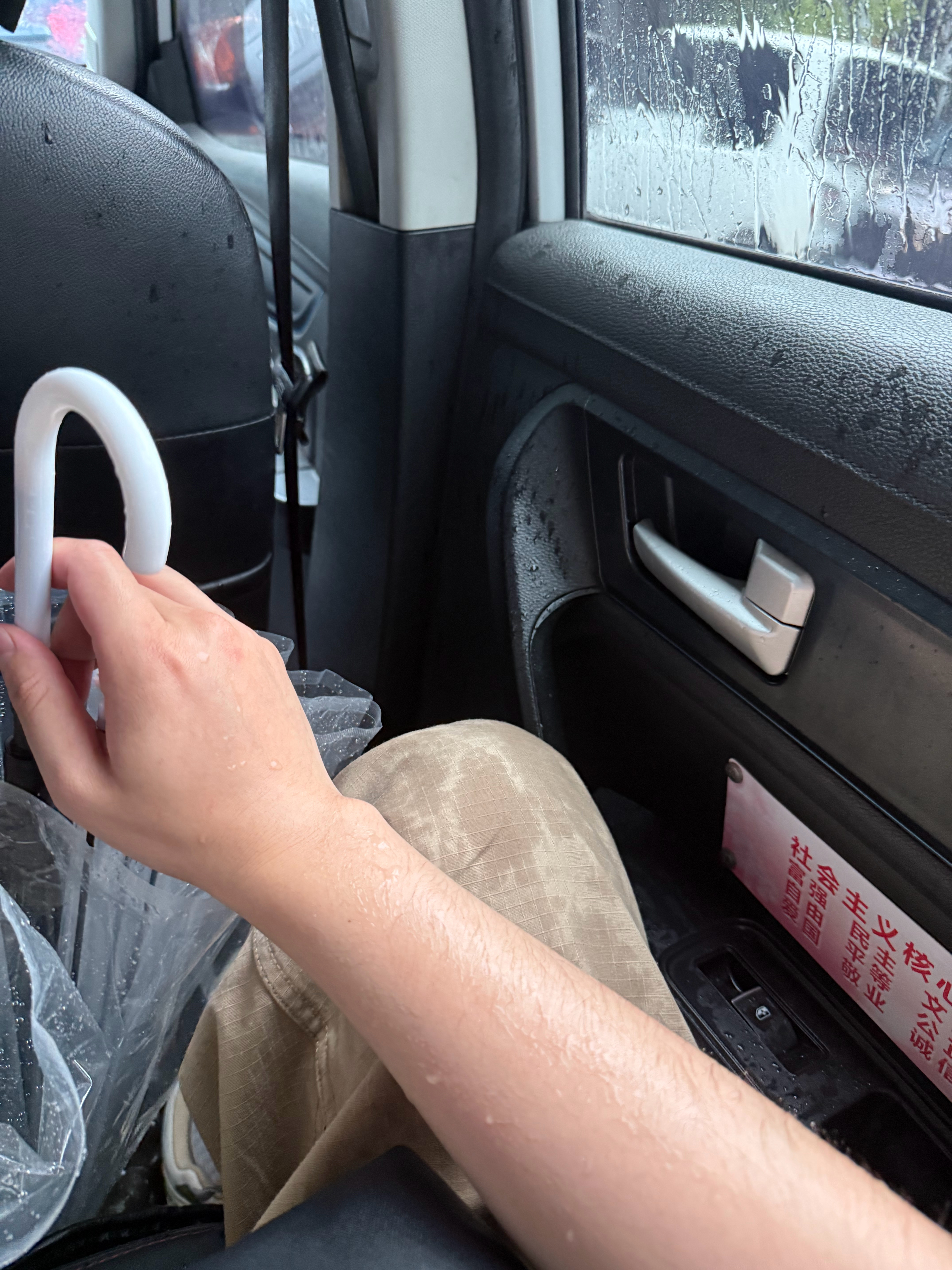 偶像剧不准用折叠伞 昨天在柳州街头被淋雨准备买一把伞在折叠伞和透明伞中间纠结了一