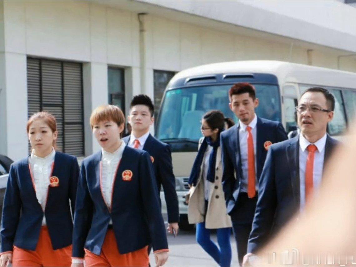 樊振东的青春期，青涩的他穿上一身帅气西装，系上红色领带，将头发梳成大人模样 ​​