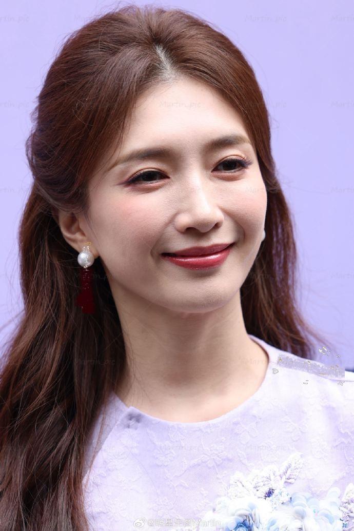 今天江疏影在出席时尚活动的时候搭配了一身紫色的衣服，看上去年轻又靓丽。

江疏影