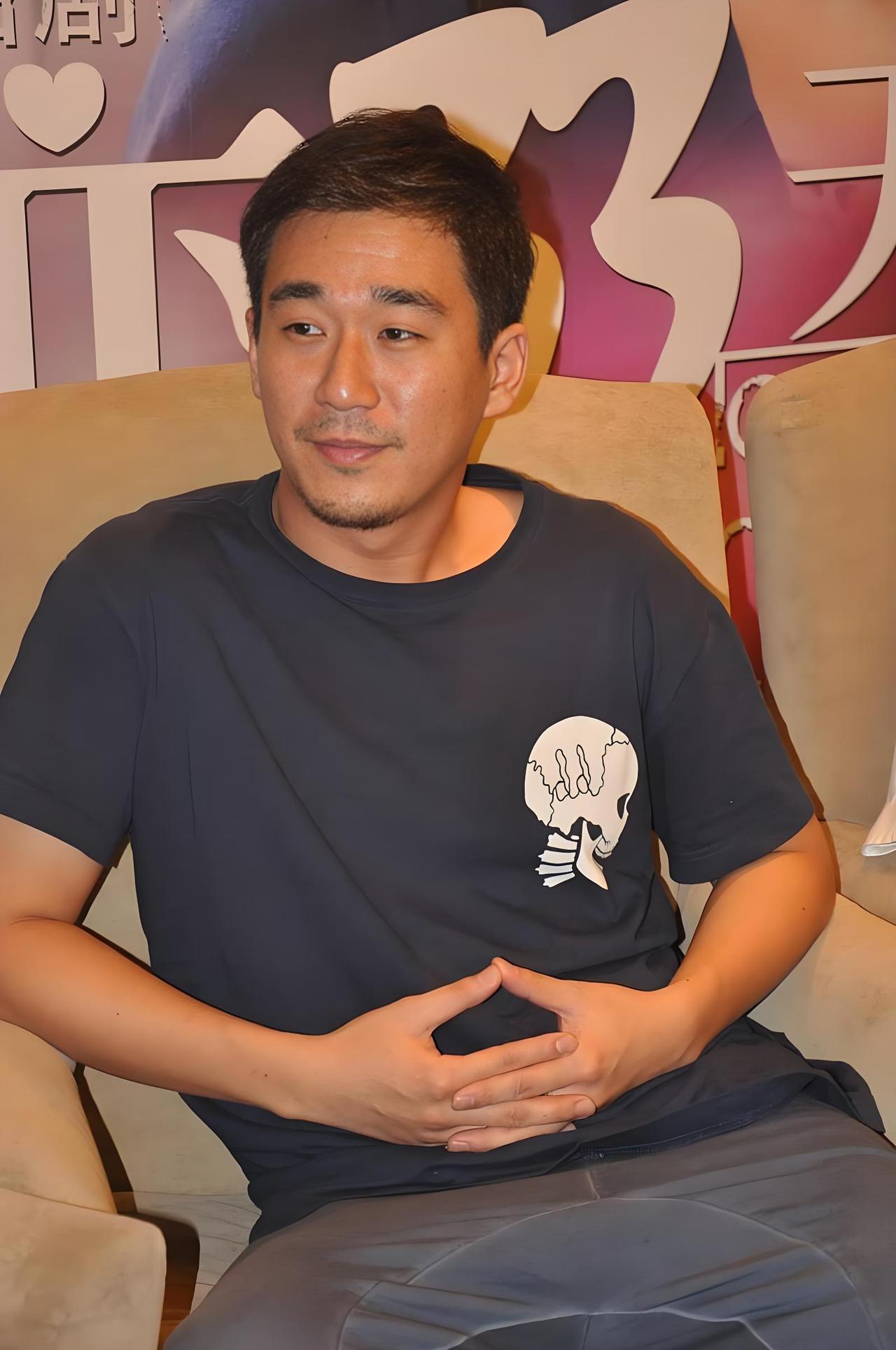 2003年，张国立的儿子在校门口殴打童瑶，童瑶被打的嘴角出血，眼睛肿成一条缝。然