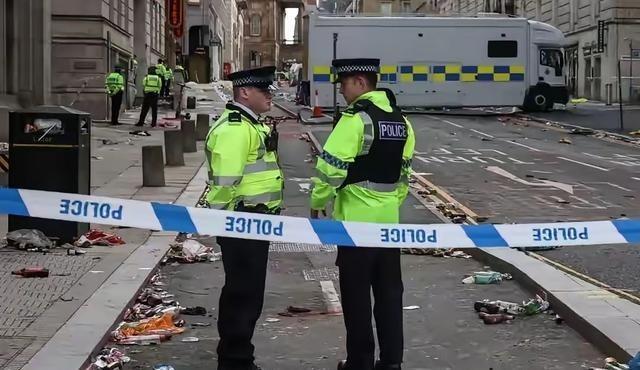 移英港废们终于又拾起了他们在香港的看家本领。近日一场由近3000名移英港废发起的